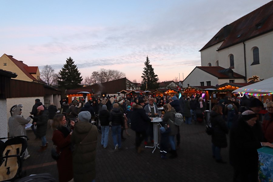 Buntes Treiben auf dem Marktplatz am Abend