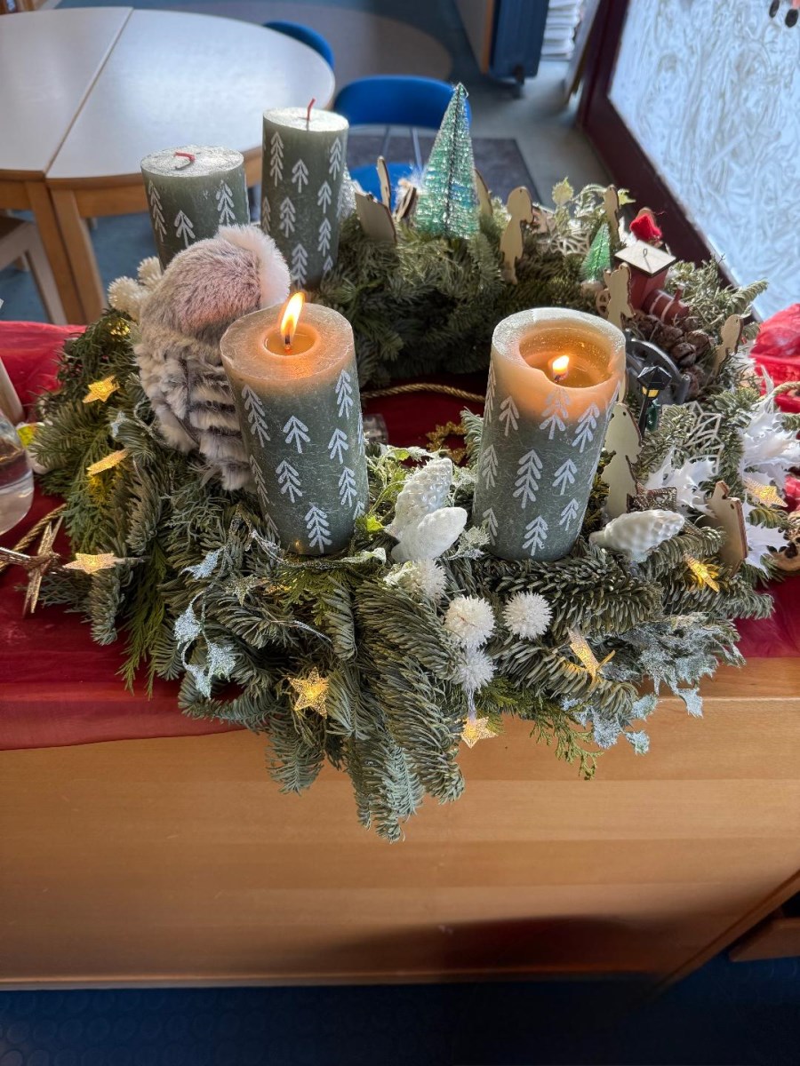 2. Kerze brennt am Adventskranz