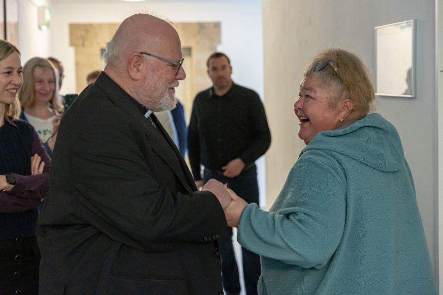 Kardinal Reinhard Marx begrüßt eine Heimbewohnerin des Hauses Linden in Vaterstetten