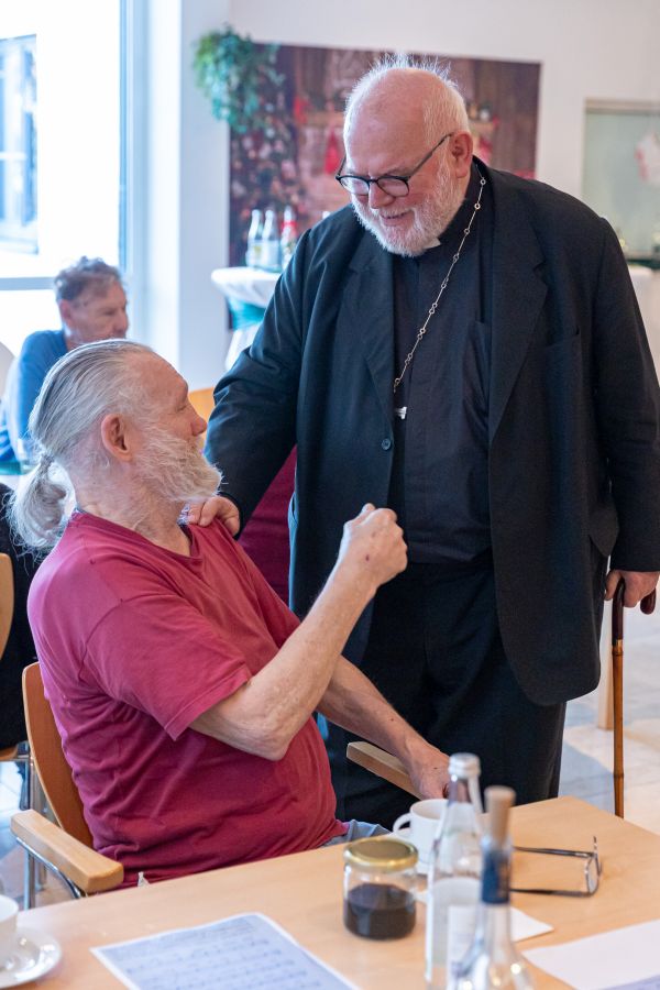 Kardinal Reinhard Marx im Gespräch mit einem Heimbewohner im Haus Linden in Vaterstetten