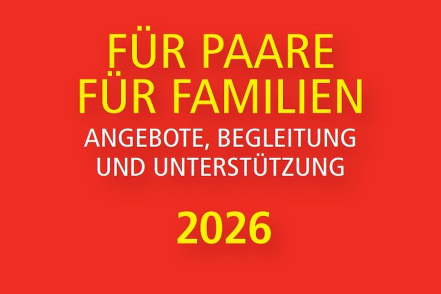 Titelcover der roten Broschüre "Für Paare - für Familien 2026"