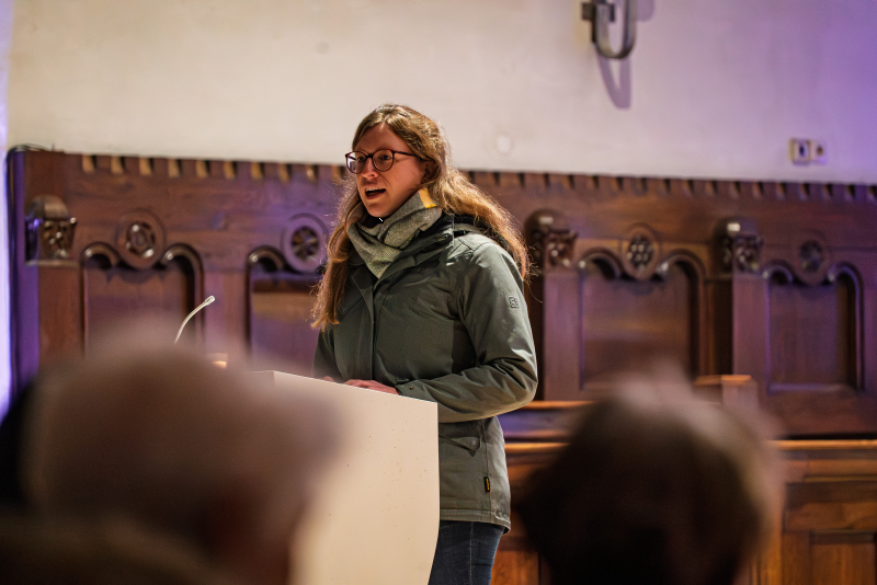 Agnes Huber liest am Ambo