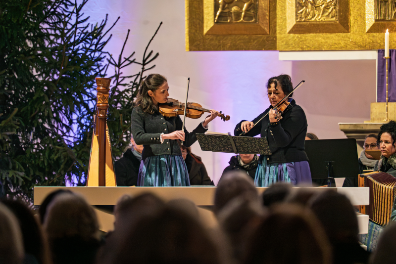 Die Familienmusik Röpfl spielt Geige beim Pasinger Adventssingen