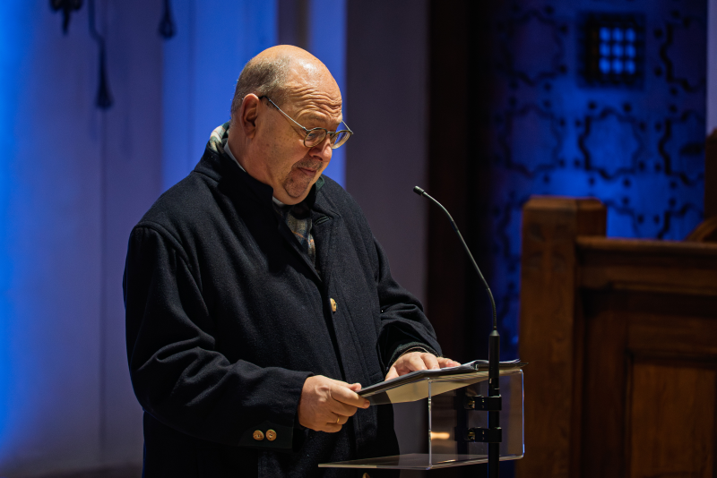 Bernhard Stürber liest beim Pasinger Adventssingen