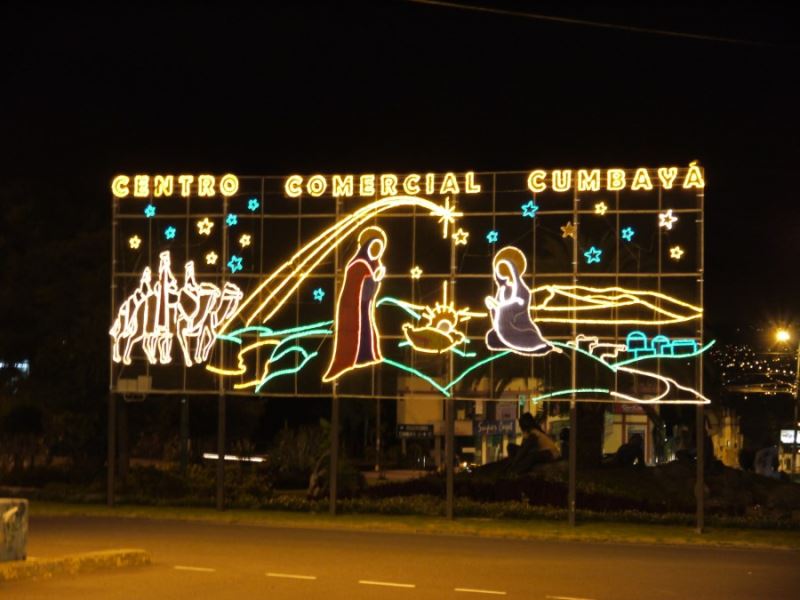 Weihnachtliche Leuchtreklame Kaufhaus in Cumbaya