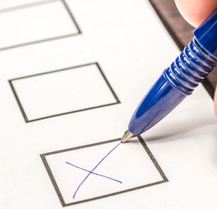 Kuli malt Kreuz in Feld