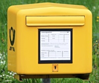 Gelber Postbriefkasten