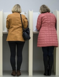 Zwei Personen bei der Wahl