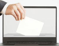 Mann wirft brief in Kasten auf Computerbildschirm