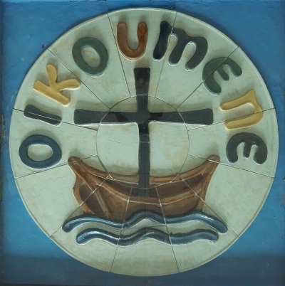 Mosaik mit einem Symbol für die Ökumene im Foyer der zwei Kirchen unter einem Dach