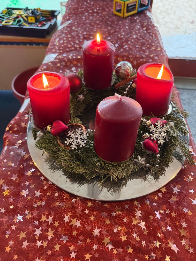 Die 3. Kerze brennt am Adventskranz