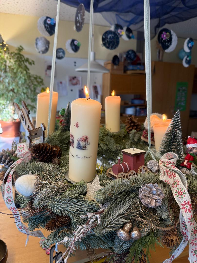 Die 4. Kerze brennt am Adventskranz