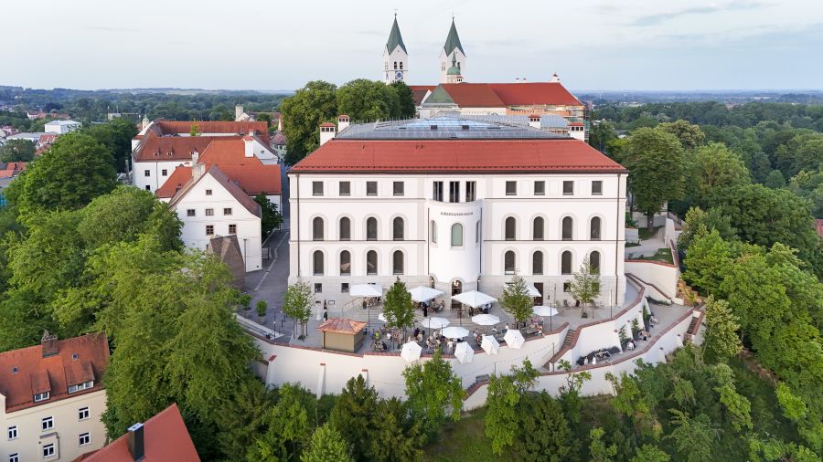 Luftaufnahme des Dombergs in Freising mit dem Diözesanmuseum