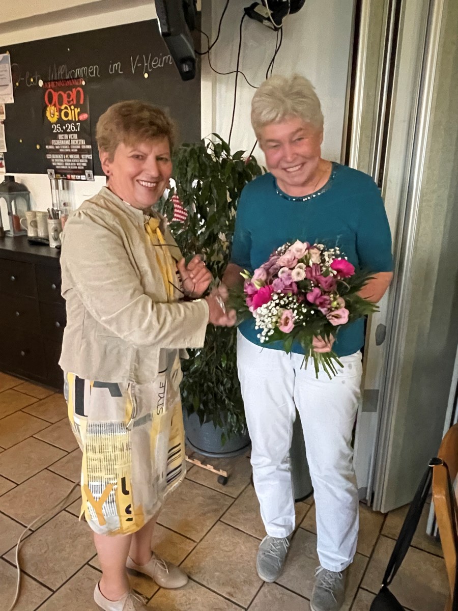 Verabschiedung.Neumaier als Fahnenträgerin