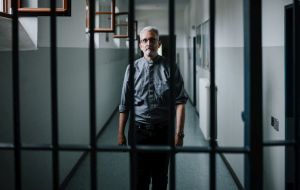 Gefängnisseelsorger Oskar Ehehalt im Gefängnis hinter Gitterstäben