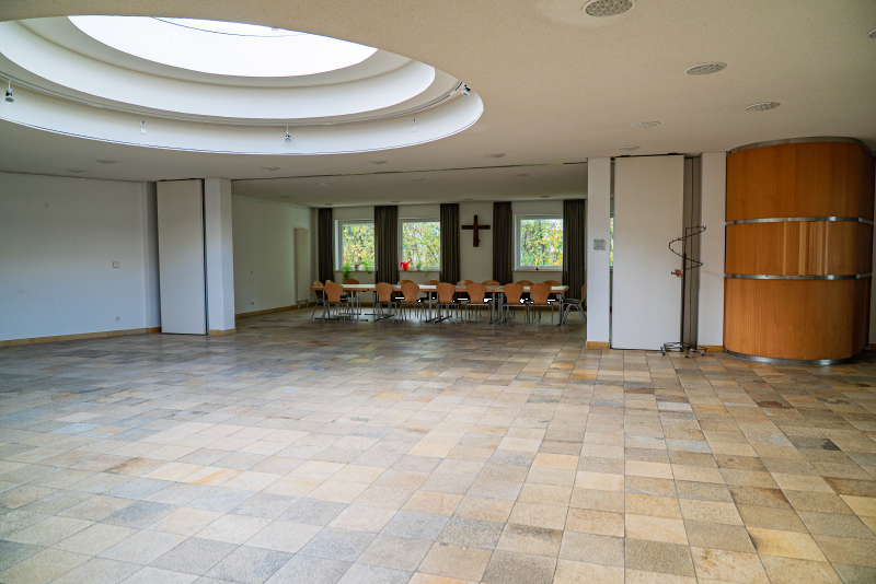 Saal im Pfarrzentrum St. Hidegard