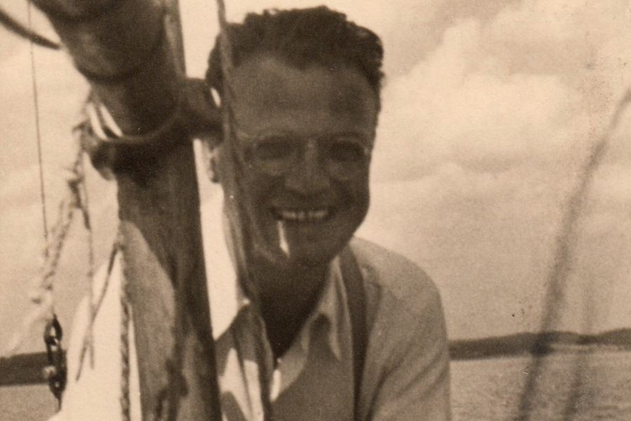 Alfred Delp an Bord eines Segelbootes