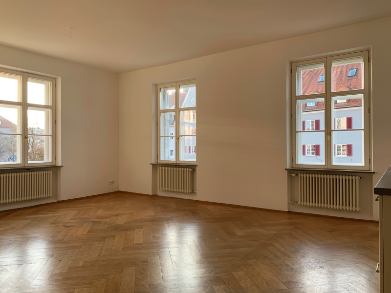 Blick in den Hauptraum der Wohnung im 1. OG des Pfarrhauses Maria Schutz