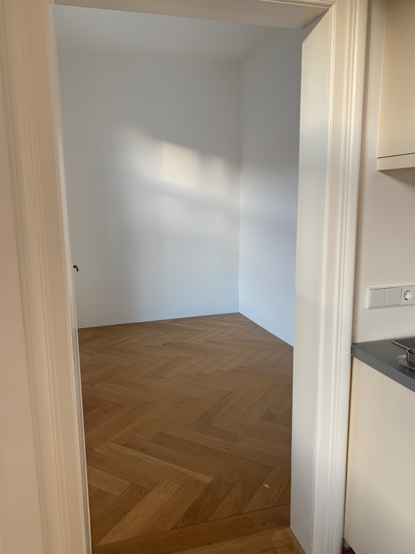 Blick in das Schlafzimmer in der Wohnung im 1. OG des Pfarrhauses Maria Schutz