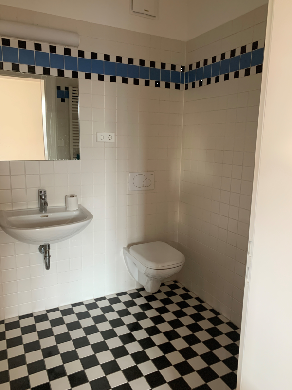 Blick ins Bad der Wohnung im 1. OG des Pfarrhauses Maria Schutz