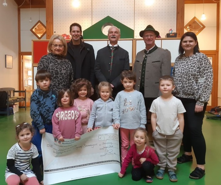 Pfarrkirchenstiftung und Trachtenverein Brannenburg spenden an Christophorusheim und Kindergartenverein Degerndorf Brannenburg e.V.