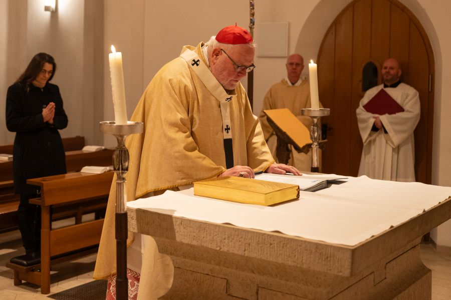 Kardinal Reinhard Marx unterzeichnet im Münchner Liebfrauendom die Dokumente zur Eröffnung des Seligsprechungsprozesses für Alfred Delp