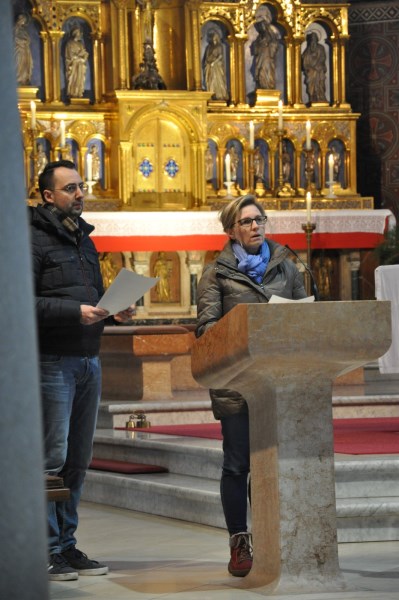 Gottesdienstteilnehmer lesen die Fürbitten vor