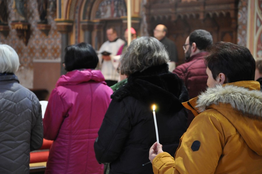 Teilnehmerin mit Kerze