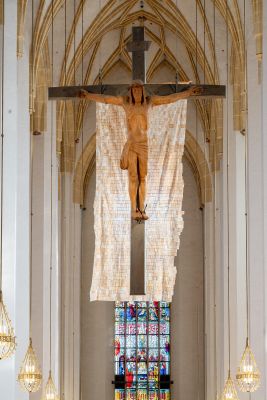 Im Münchner Liebfrauendom hängt hinter dem Kreuz die Installation von Lisa Granada „Cartografía inconclusa/ Unfinished <br/>Cartography“ aus zusammen gefügten Teebeuteln