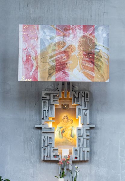 Ein Gemälde aus der LEMA-Reihe in St. Korbinian in München aufgehängt.