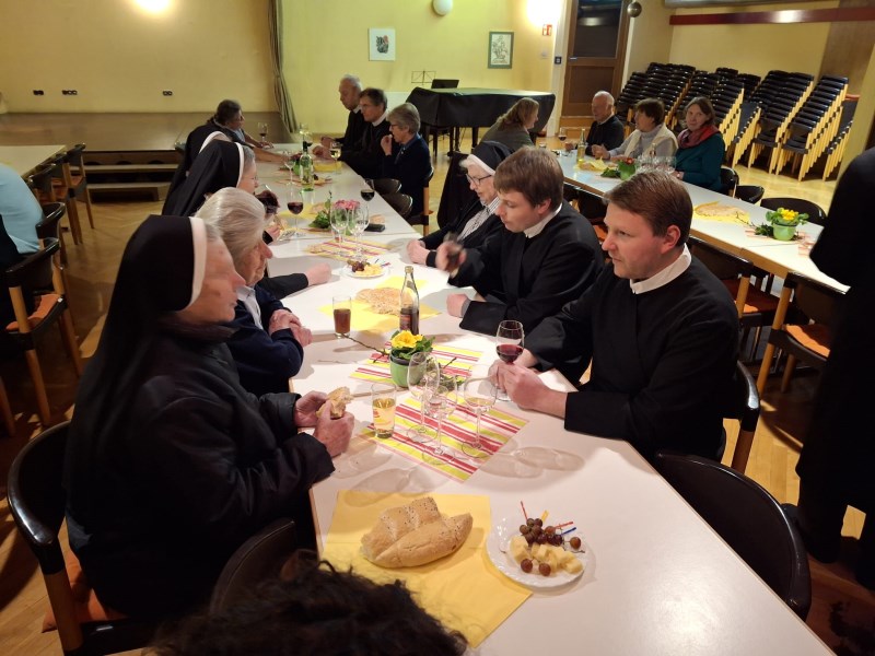 Agape im Pfarrsaal mit Schwestern und Patres