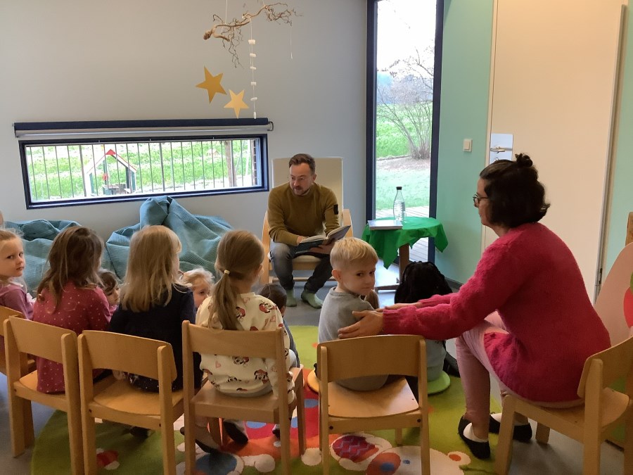 Bürgermeister Herr Haberl liest den Kindern vom Kinderhaus vor