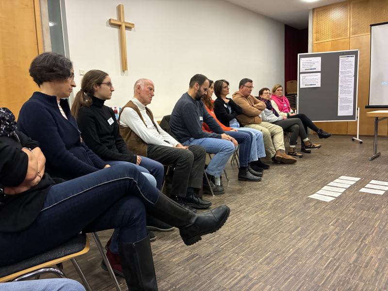 Mitglieder des Projektteams im Stuhlkreis