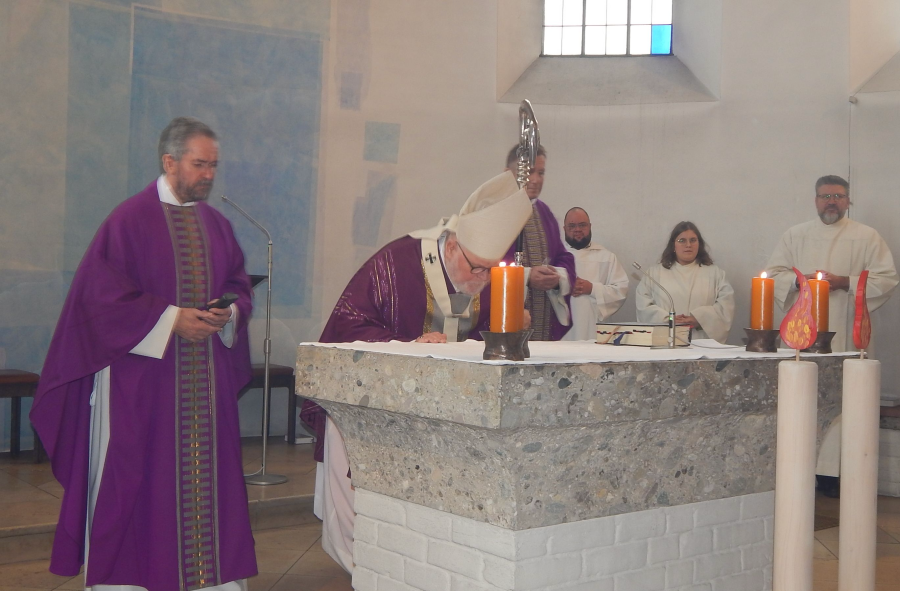 Kardinal Marx, Pfarrer Hans Speckbacher und Pfarrer i. R. Elmar Heß beim Festgottesdienst
