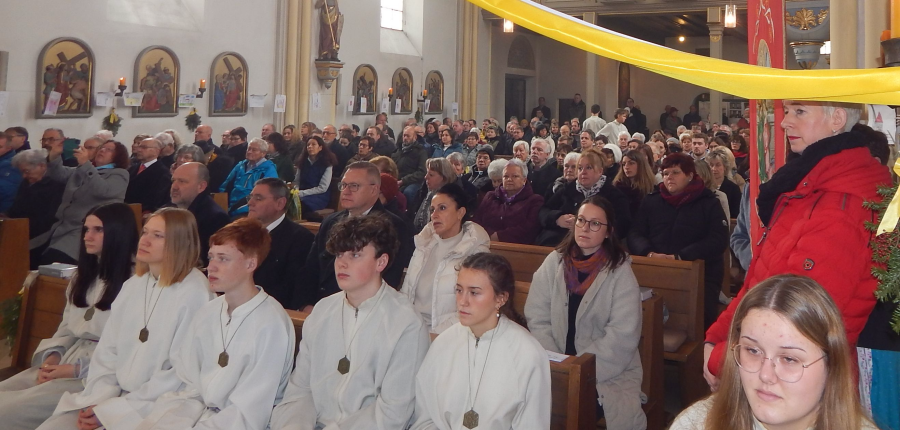 Blick in die vollbesetzte Nikolauskirche beim Festgottesdienst
