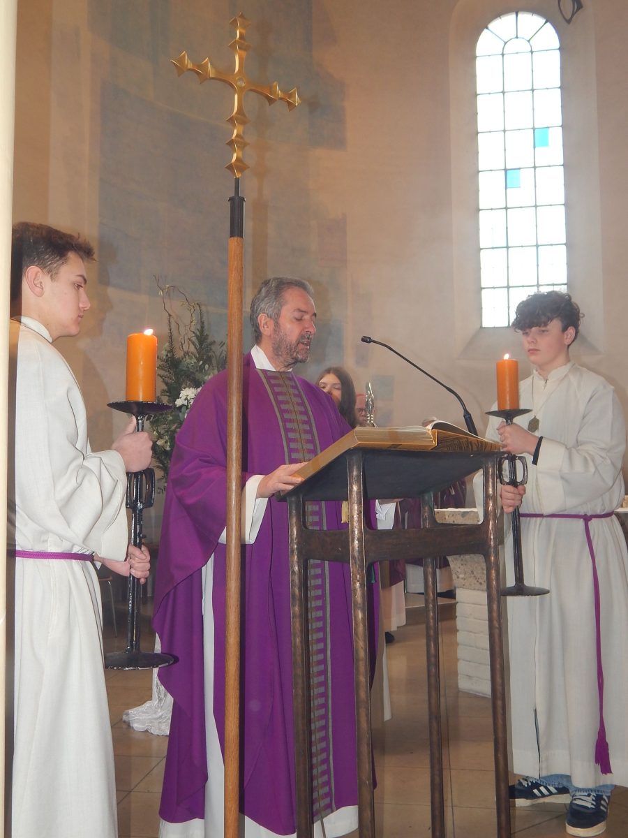 Pfarrer Hans Speckbacher beim Evangelium des Festgottesdienstes