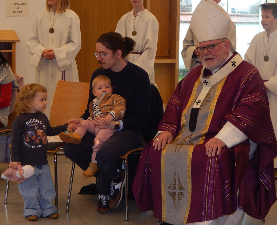 Kindersegnung durch Kardinal Marx im Anschluss an den Festgottesdienst im Pfarrheim