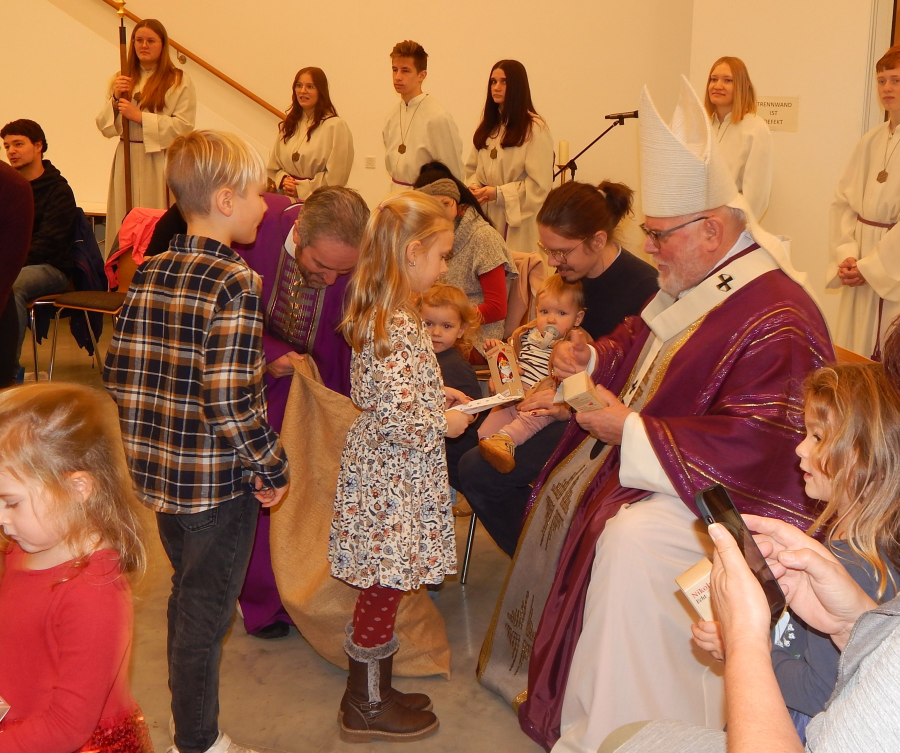 Kindersegnung durch Kardinal Marx im Anschluss an den Festgottesdienst im Pfarrheim