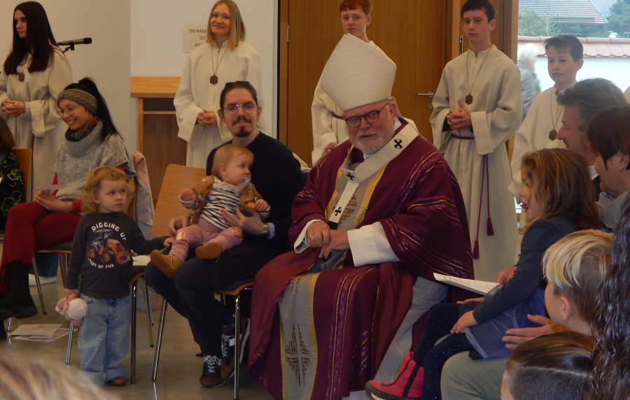 Kindersegnung durch Kardinal Marx im Anschluss an den Festgottesdienst im Pfarrheim