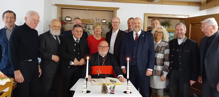 Eintrag ins Goldene Buch der Gemeinde Garching von Kardinal Reinhard Marx. Zusammen mit Vertretern aus Gemeinde und Pfarrei