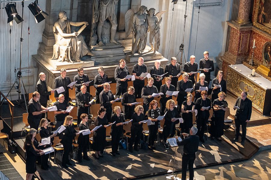 Chor mit Dirigent in der Kirche St. Michael in München