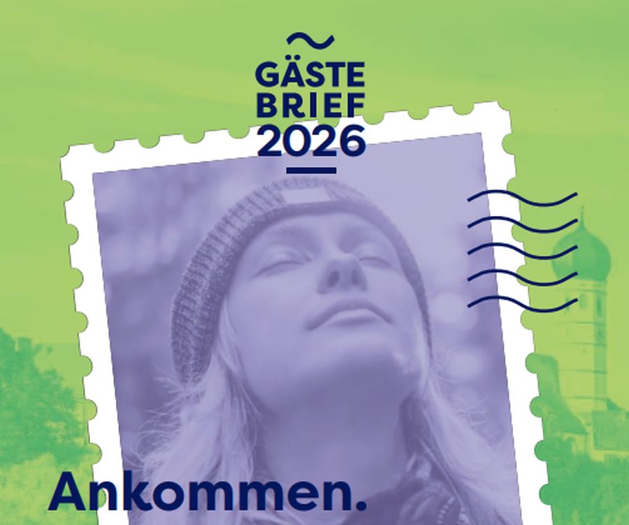 Titelseite des Gästebriefs 2026 der Erzdiözese München und Freising, der vor grüner Farbe eine Briefmarke mit einem Frauenkopf mit geschlossenen Augen und dem Schriftzug "Ankommen" zeigt.