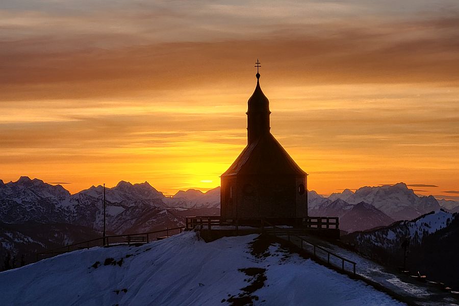 Wallbergkircherl vor Abendrot im Schnee