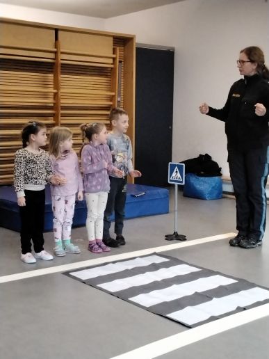 erster Teil im Turnraum im Kinderhaus