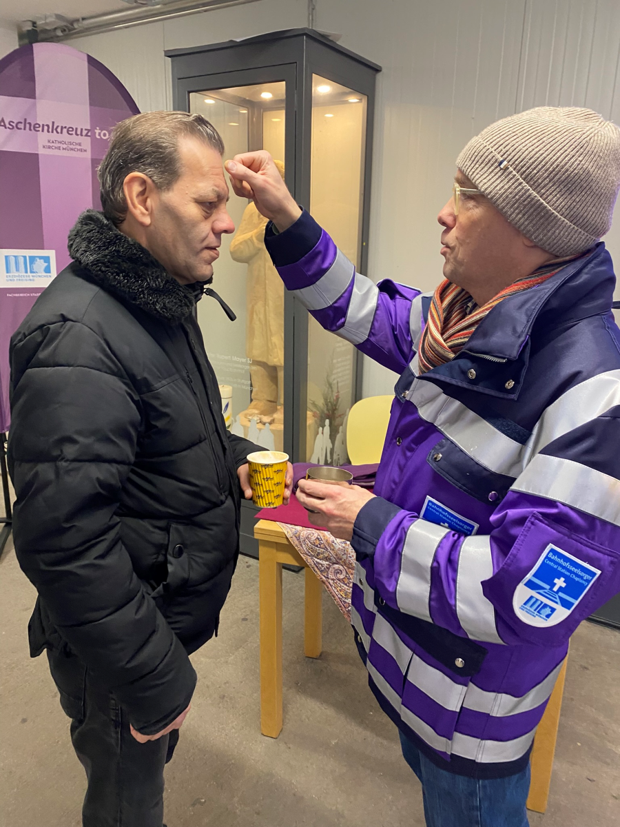 Auflegung des Aschenkreuzes