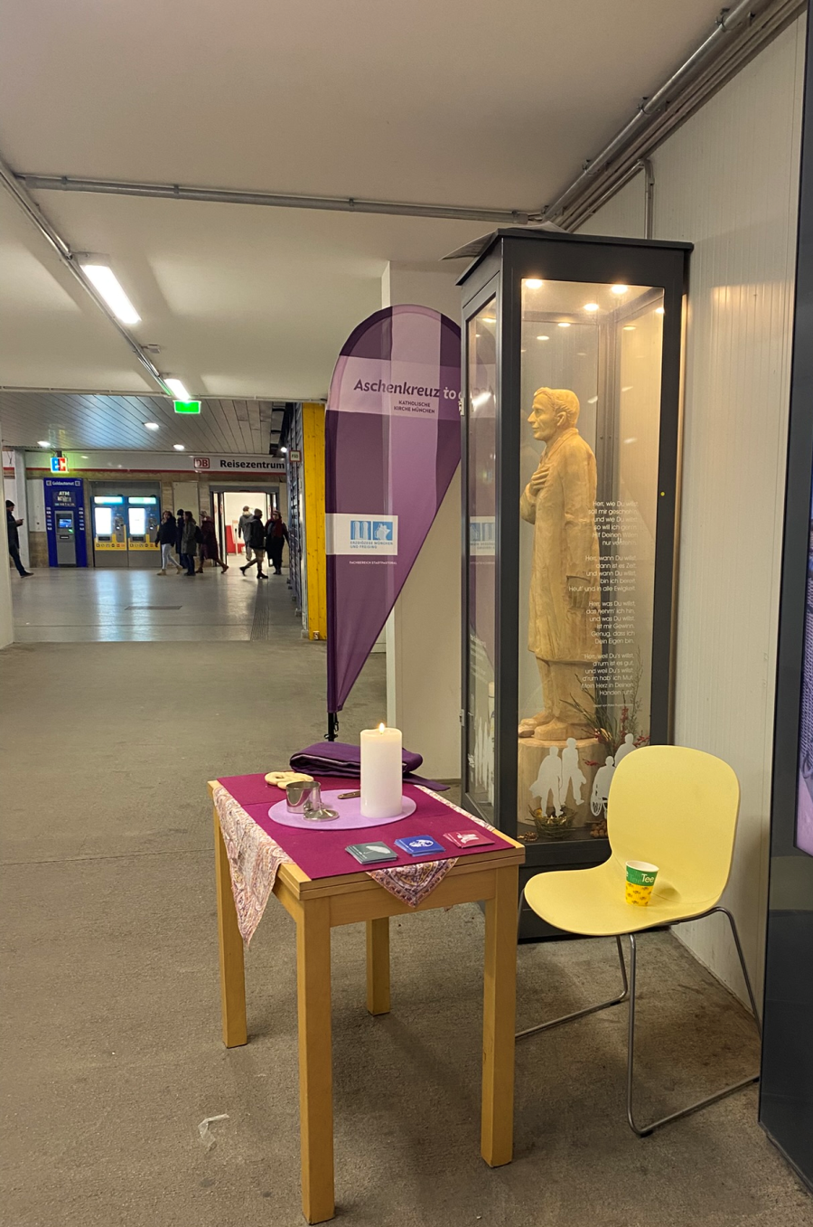Aschenkreuz bei Pater Rupert Mayer Statue