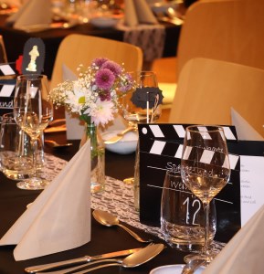 Weingläser auf dem gedeckten Tisch beim Jugendgroßevent