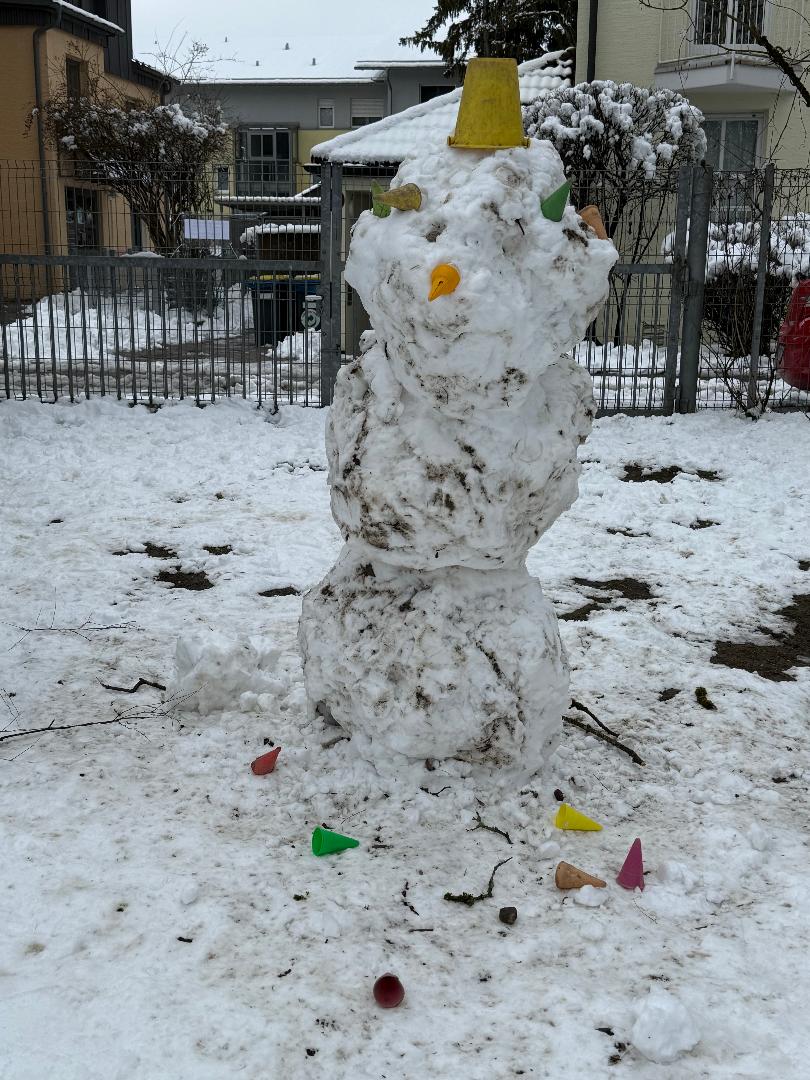Schneemann im Garten