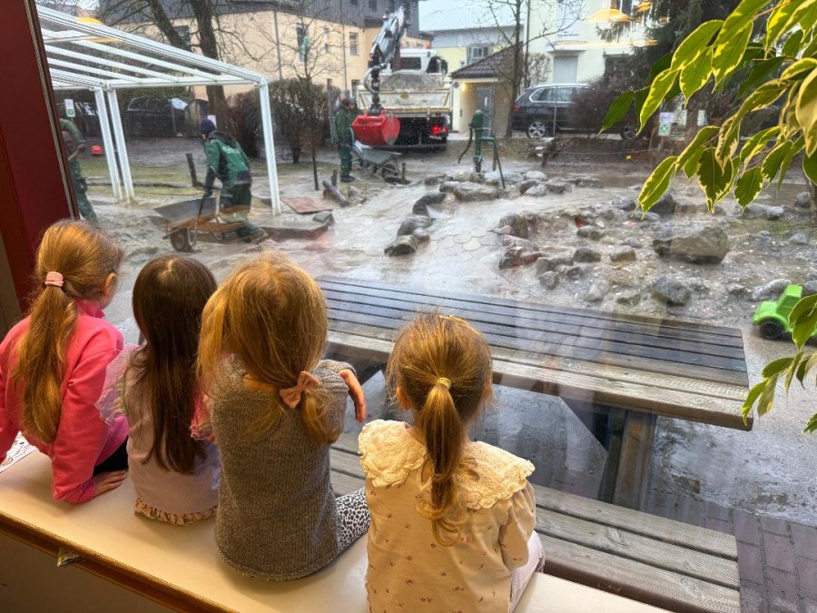Kinder am Fenster und beobachten