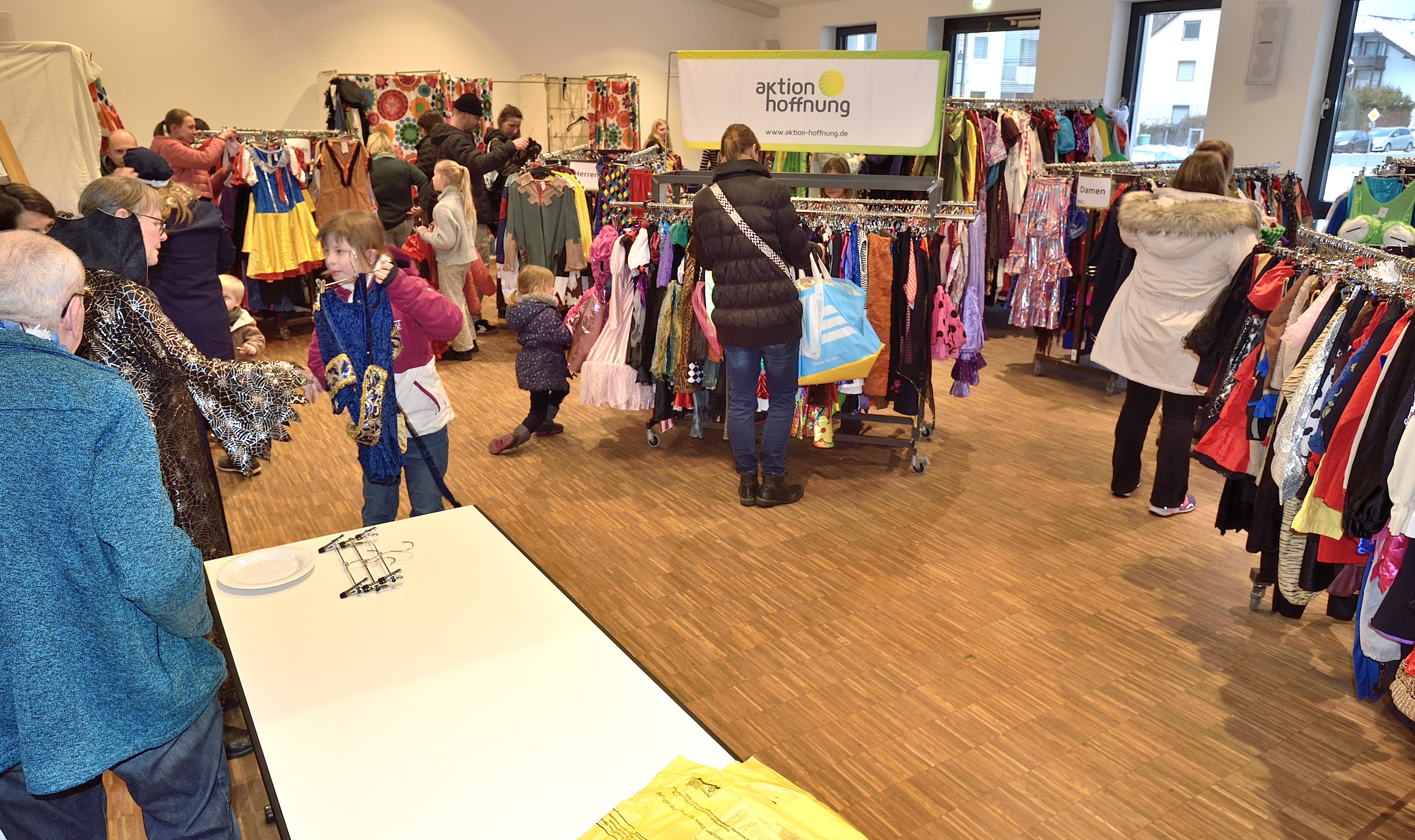 Reges Treiben beim Faschingsmarkt im Pfarrsaal